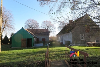 Dom z budynkami gospodarczymi- Karczówka